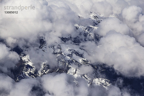 Luftaufnahme der Wolken über den Bergen