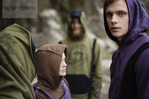 Freunde mit Kapuzenhemden stehen am Hanging Rock