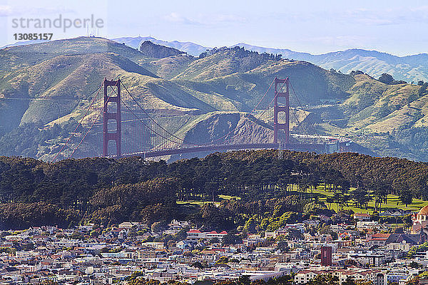 Golden Gate Bridge gegen das Stadtbild