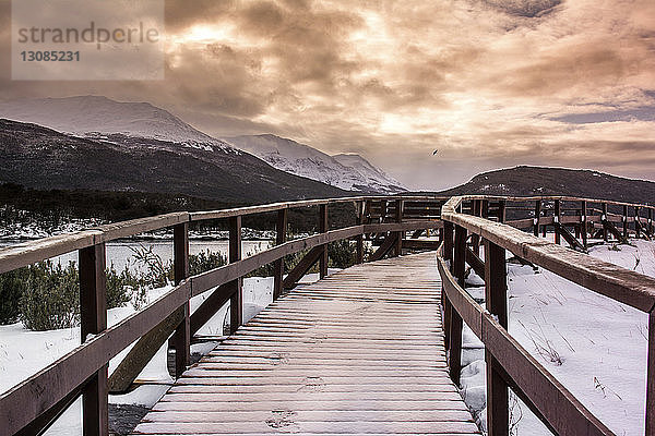 Steg gegen bewölkten Himmel im Winter