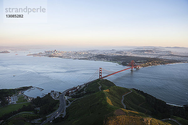 Luftaufnahme der Golden Gate Bridge über der Bucht von San Francisco bei Sonnenuntergang