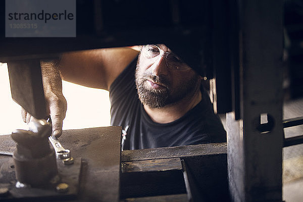 Hochwinkelansicht von Schmiede-Einstellmaschinen in der Werkstatt