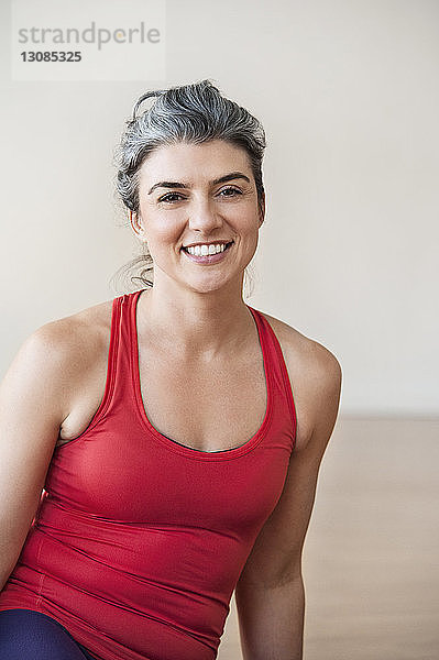 Porträt einer glücklichen Frau beim Yoga im Fitnessstudio