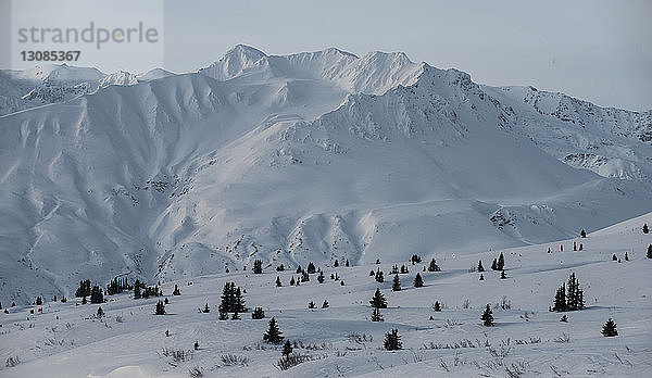 Blick auf schneebedeckte Berge gegen den Himmel am Haines-Pass