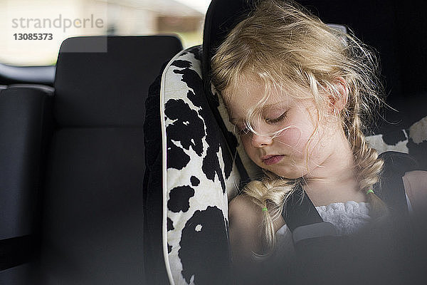 Müdes Mädchen schläft im Auto