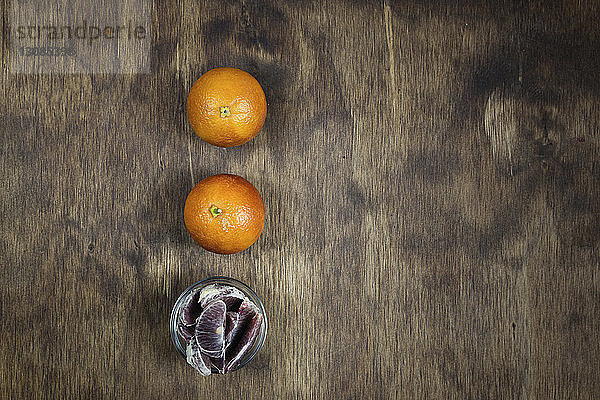 Draufsicht auf frische Orangen auf Holztisch