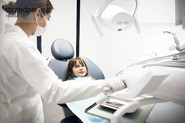 Zahnärztin und Mädchen in medizinischer Klinik