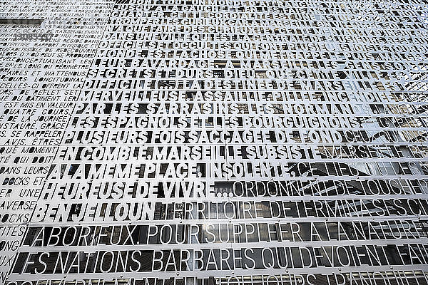 Vollbildaufnahme des Textes an der Wand in Les Docks de la Joliette