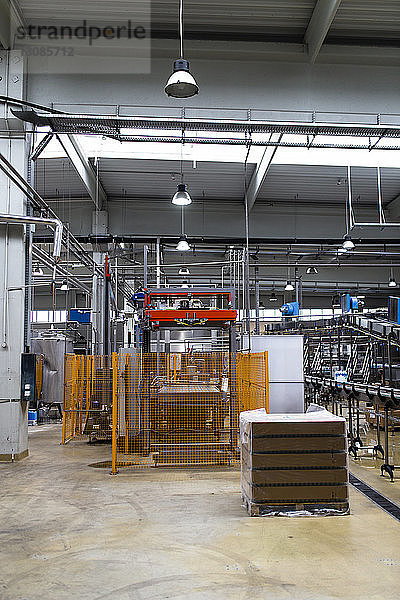 Inneres einer Fabrik mit Lebensmittelverarbeitungsanlagen