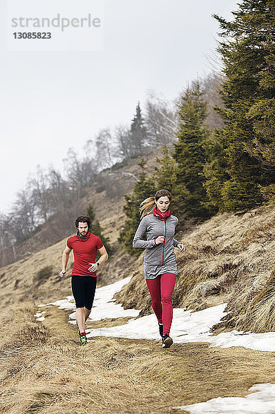 Sportler  die im Winter in den Bergen laufen