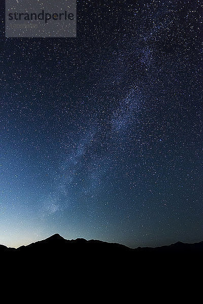 Silhouette Berg gegen Himmel bei Nacht