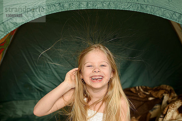 Porträt eines glücklichen Mädchens im Zelt