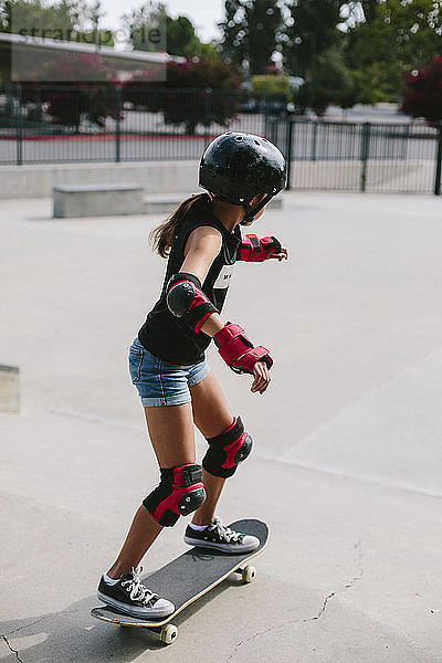 Seitenansicht eines Mädchen-Skateboards im Park