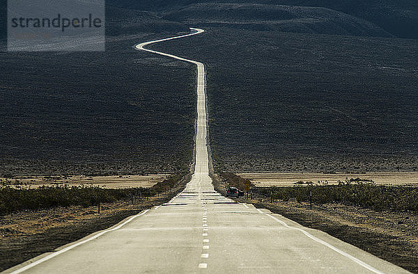 Straße inmitten der Landschaft im Death Valley National Park