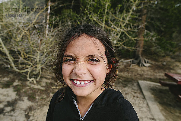 Porträt eines glücklichen Mädchens im Inyo National Forest