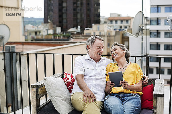 Fröhliches älteres Ehepaar verbringt seine Freizeit auf der Terrasse