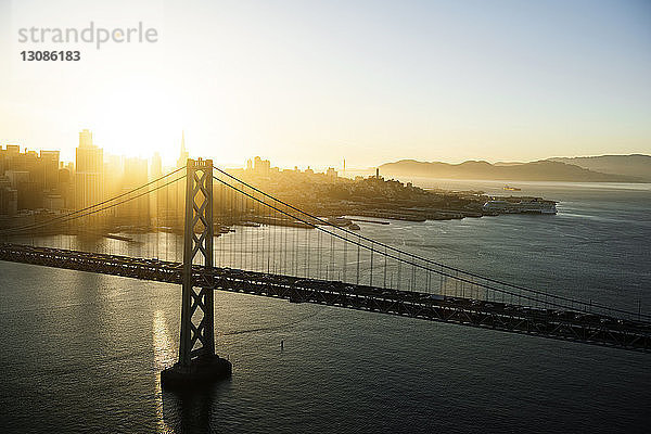 Bay Bridge und Silhouette der Stadtlandschaft bei Sonnenuntergang