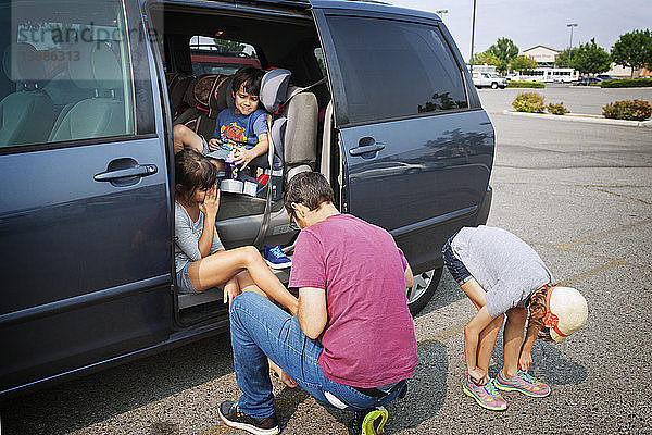 Familie ist während des Urlaubs mit einem Kleinbus unterwegs