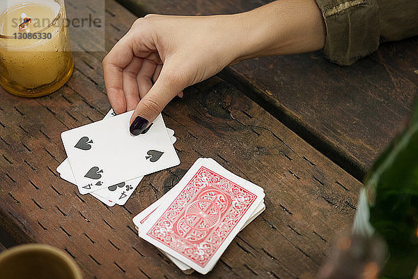 Ausgeschnittenes Bild der Spielkarte mit der Hand
