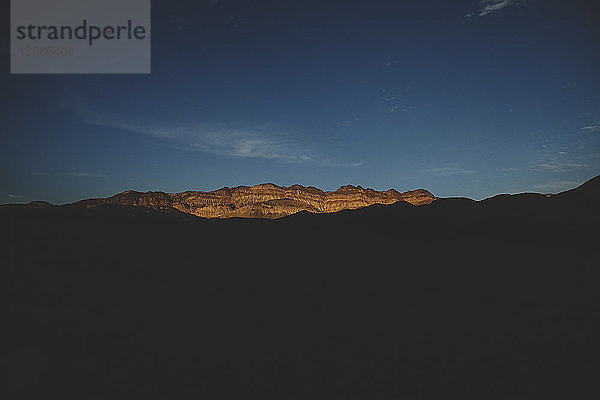 Tiefwinkelansicht der Berge gegen den Himmel im Death Valley National Park bei Sonnenaufgang