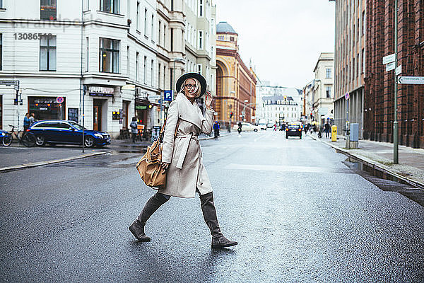Seitenansicht einer lächelnden Frau auf einer Straße in der Stadt