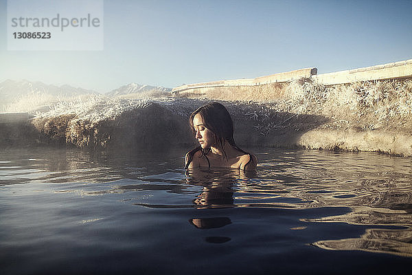 Frau entspannt sich in den Mammoth Lake Hot Springs