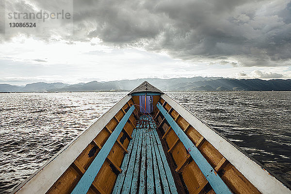 Boot auf dem Inle-See gegen Berge