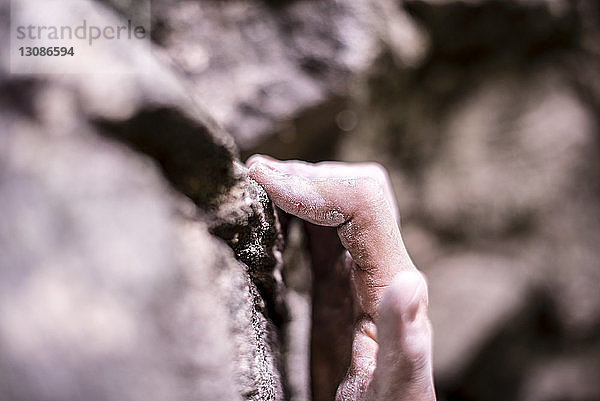 Nahaufnahme eines abgehackten Handgriffs am Fels beim Bouldern