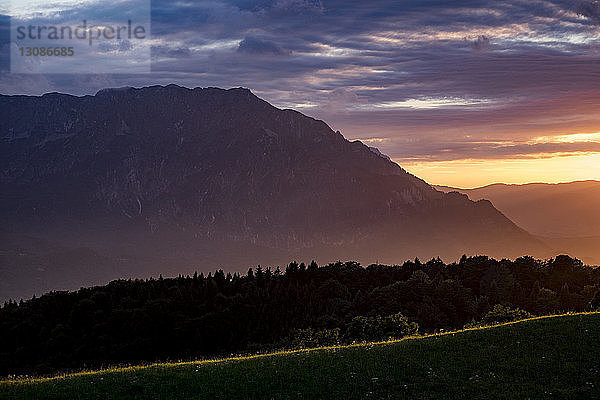 Szenische Ansicht der Landschaft durch den Berg gegen den Himmel bei Sonnenuntergang