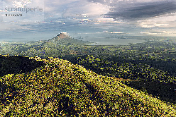 Luftaufnahme der grünen Landschaft des Vulkans Concepcion vor bewölktem Himmel
