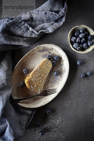 Draufsicht auf das Dessert mit Blaubeeren im Teller auf dem Tisch