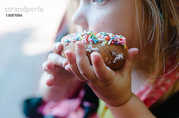 Nahaufnahme eines Mädchens mit Donut