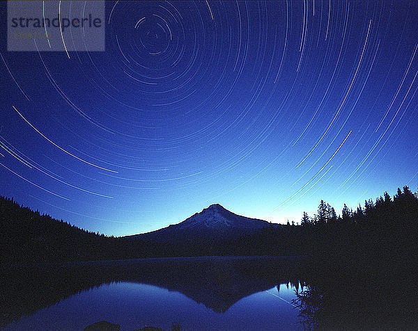 Majestätischer Blick auf den Trillium-See am Mt. Hood gegen Sternenpfade