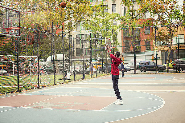 Student beim Schießen auf dem Basketballplatz