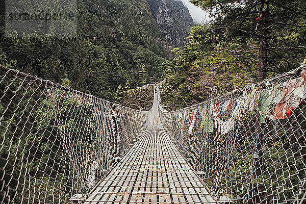 Abnehmende Perspektive der Fußgängerbrücke inmitten der Berge im Sagarmatha-Nationalpark