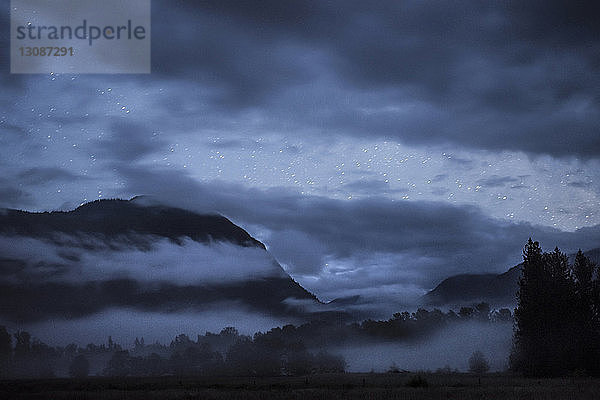 Szenische Ansicht der Wolken  die nachts den Berg bedecken