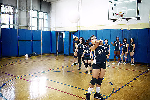 Mädchen im Teenageralter spielen auf dem Volleyballfeld