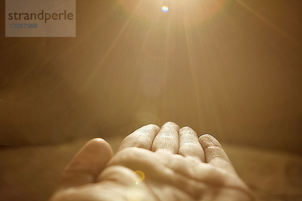 Sonnenstrahlen fallen auf die abgeschnittene Hand einer Frau