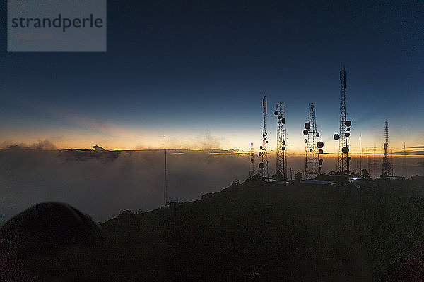 Silhouette der Telcom-Türme am Vulkan Baru bei Sonnenuntergang