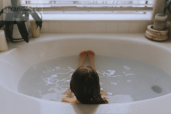 Hochwinkelansicht eines sich in der Badewanne entspannenden Mädchens