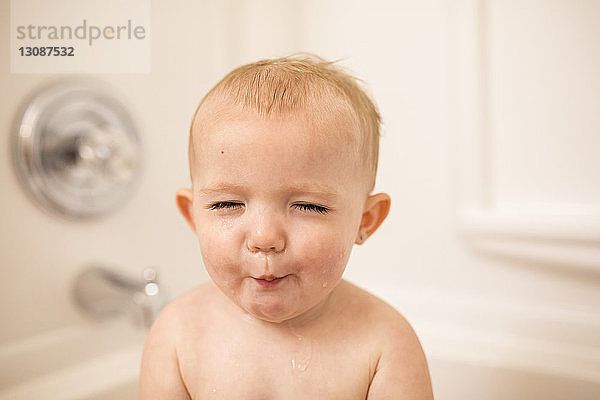 Nahaufnahme eines süßen Mädchens in der Badewanne