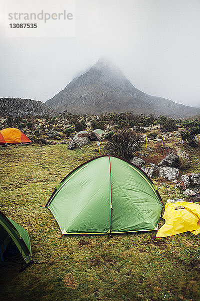 Zelte in den Bergen
