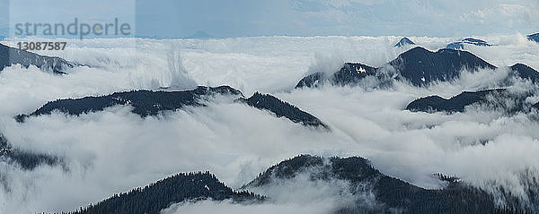 Hochwinkelansicht von Mt. Hood inmitten von Wolken