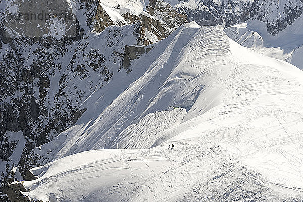 Hochwinkelansicht eines schneebedeckten Berges