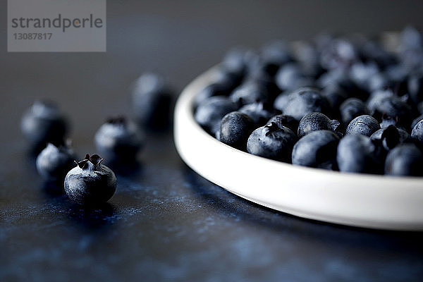 Nahaufnahme von Heidelbeeren im Teller auf dem Tisch