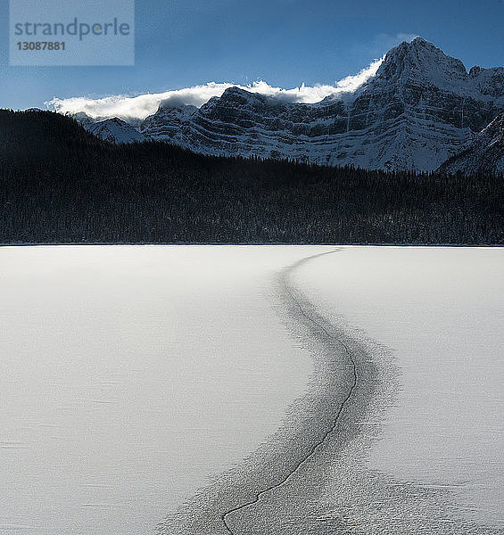 Riss auf schneebedecktem Land gegen schneebedeckte Berge am Icefields Parkway