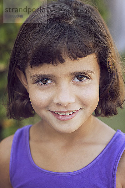 Porträt eines auf dem Feld lächelnden Mädchens