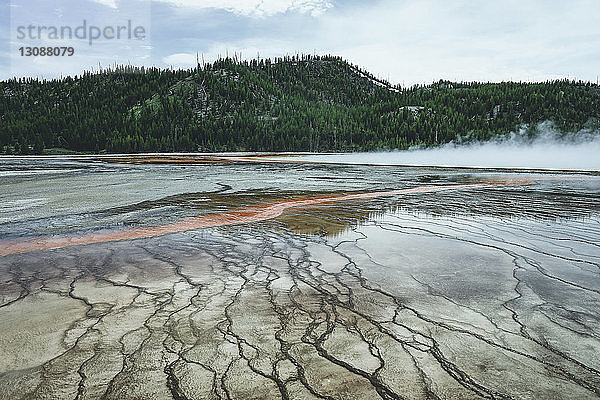Panoramablick auf eine heiße Quelle vor den Bergen im Yellowstone-Nationalpark