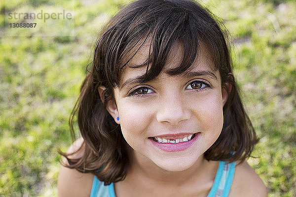Nahaufnahme-Porträt eines glücklichen Mädchens im Park