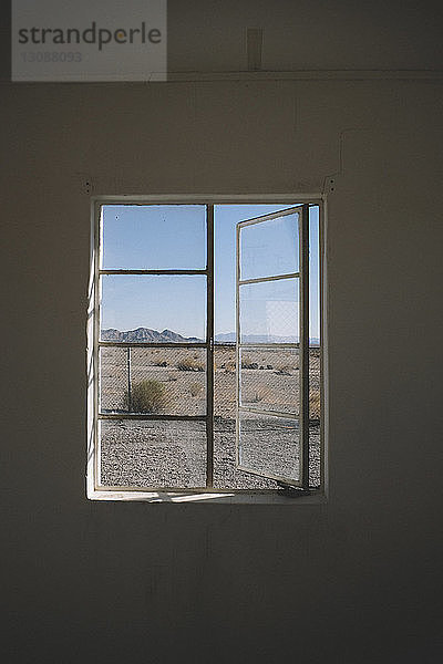 Landschaft durch Fenster gesehen